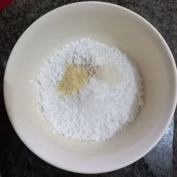 Dalam wadah campur tepung sagu bersama garam, kaldu jamur, merica bubuk dan gula pasir.