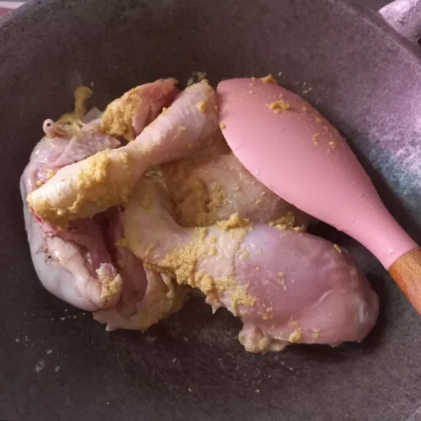 Masukan ayam, masak sebentar hingga berubah warna.