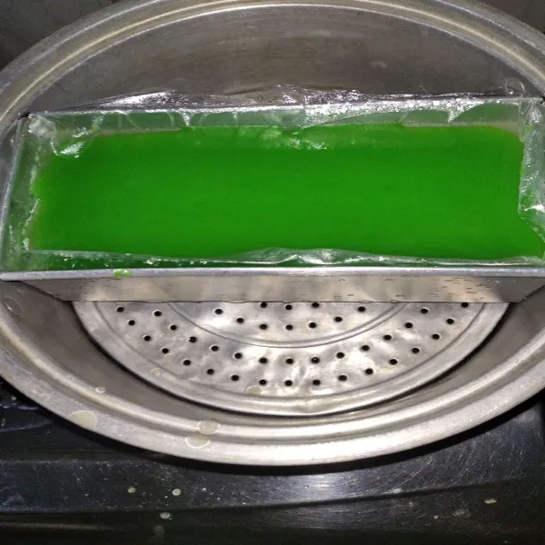 Ambil 2 sendok sayur, lalu tuang ke dalam loyang, kukus selama 4 menit tiap layernya, lakukan hingga adonan habis.