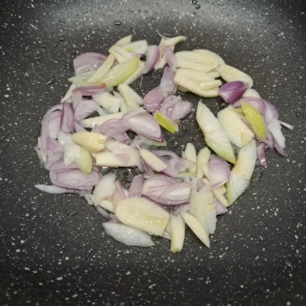Tumis bawang bombay, bawang merah dan bawang putih sampai layu dan harum.