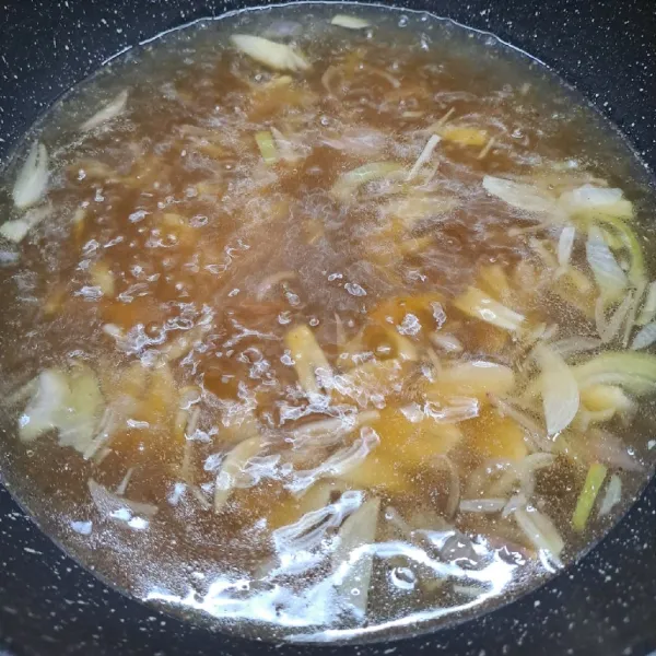 Tuang air, lalu bumbui kecap manis, merica bubuk, pala bubuk, kaldu bubuk, garam dan gula pasir. Aduk rata sambil koreksi rasa sesuai selera. Masak sampai mendidih.