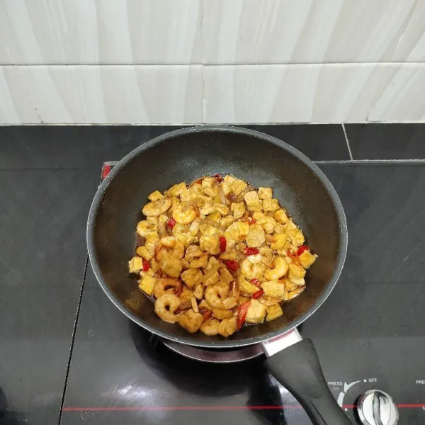 Masak hingga bumbu meresap dan air menyusut. Lalu angkat dan sajikan.