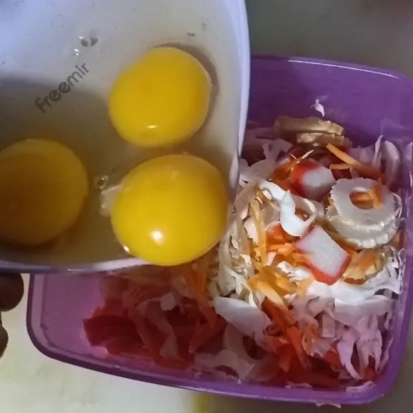 Campurkan dengan telur aduk rata.