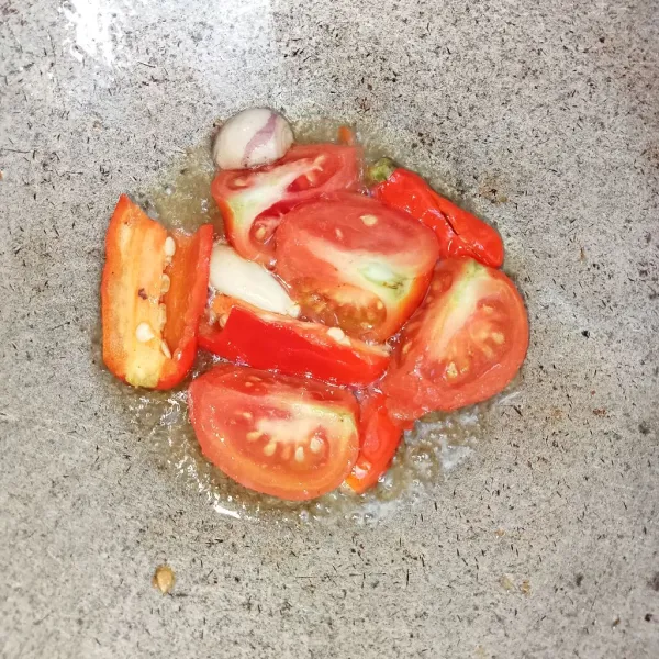 Goreng  cabai merah, cabai rawit, bawang merah dan bawang putih terlebih dahulu hingga matang.