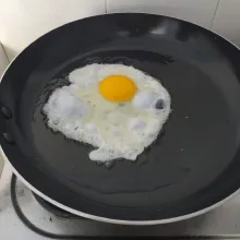 Goreng telur dan ikan asin secara bergantian. Tiriskan dan sisihkan.