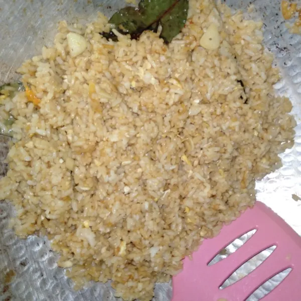 Nasi goreng siap disajikan.