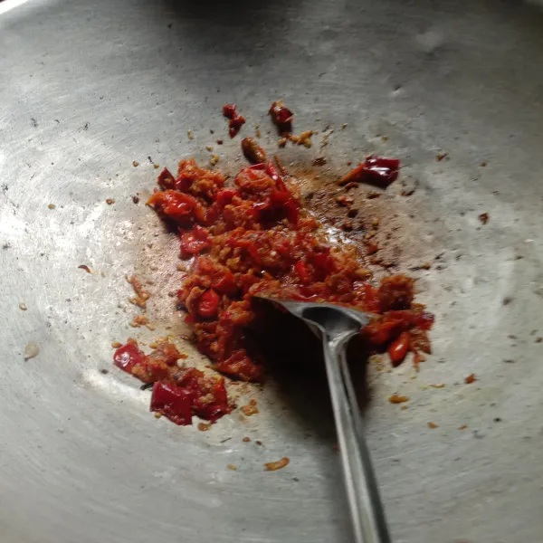 Kemudian tumis bumbu yang sudah dihaluskan sebelumnya