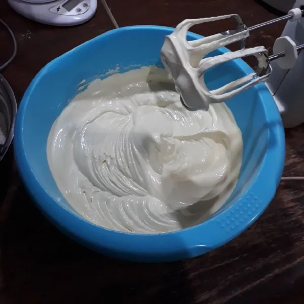 Campurkan telur, gula dan SP, mixer kecepatan tinggi hingga kental berjejak (5 menit).