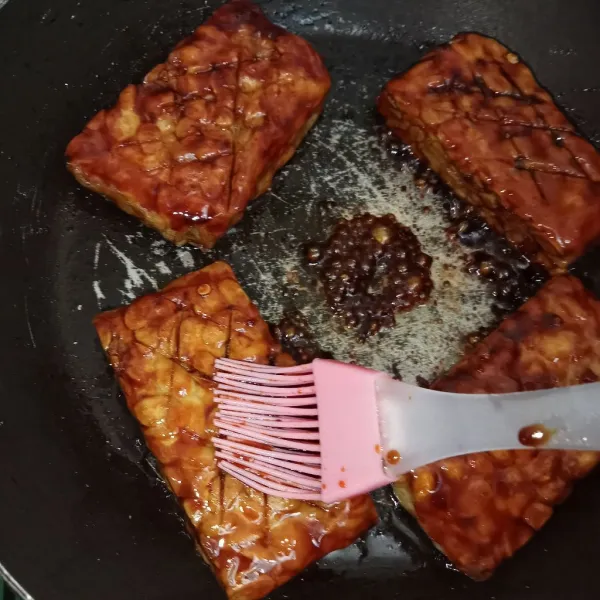 Panaskan teflon, masukkan tempe panggang tempe sambil dibolak-balik dan olesi dengan bumbu bakaran.