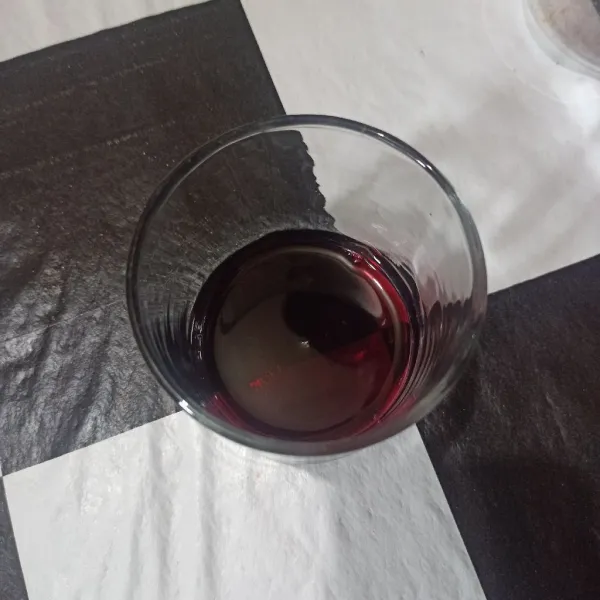 Tuang sirup anggur dan simple sirup ke gelas.