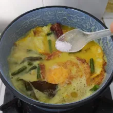 Sebelum dibumbui koreksi rasa terlebih dahulu, karena ikan asin sudah asin. Kemudian beri garam, gula, merica bubuk dan kaldu jamur. Koreksi rasa kembali.