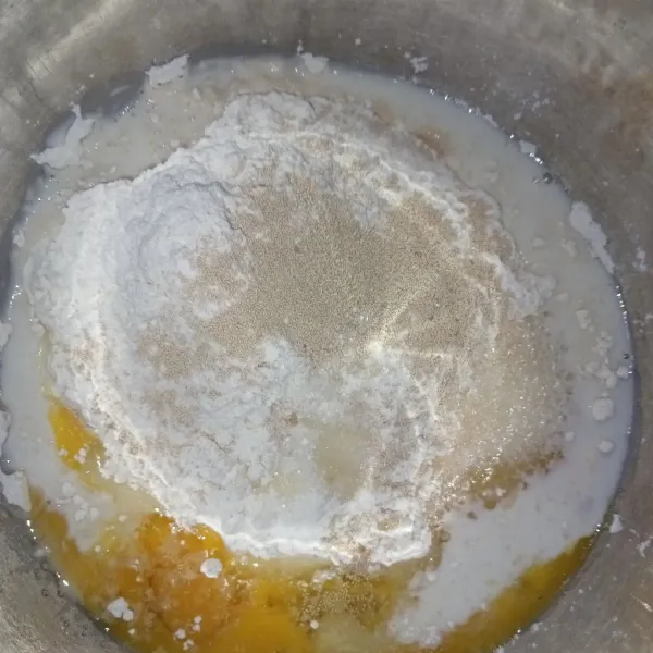 Campur semua bahan menjadi satu kecuali butter dan garam, uleni hingga tercampur rata.