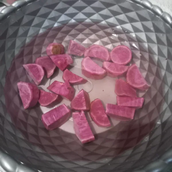 Kupas dan potong-potong ubi ungu. Kemudian cuci dan tiriskan.