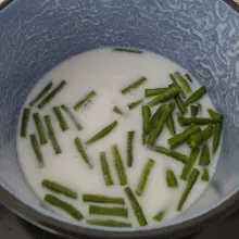 Rebus kacang panjang dengan 300 ml santan hingga empuk.