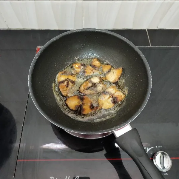 Kemudian goreng ikan dalam minyak panas sebentar saja. Angkat dan tiriskan.
