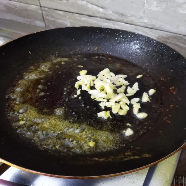Selanjutnya lelehkan margarin, masukan bawang putih yang sudah dicincang.