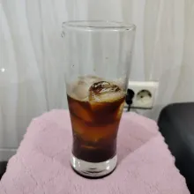 Lalu masukkan es batu secukupnya.