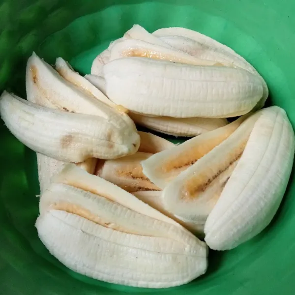 Kupas pisang dan potong bentuk kipas.
