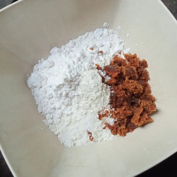 Campur tepung terigu, tepung beras, gula aren dan garam.