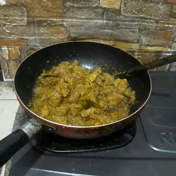 Masak hingga matang dan kuah santan menyusut. Koreksi rasa. Angkat dan siap untuk disajikan.