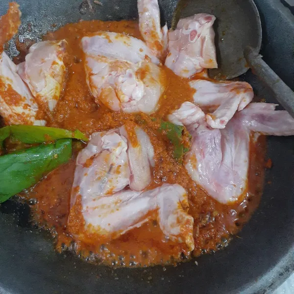Masukkan daging ayam dan masak hingga daging berubah warna.