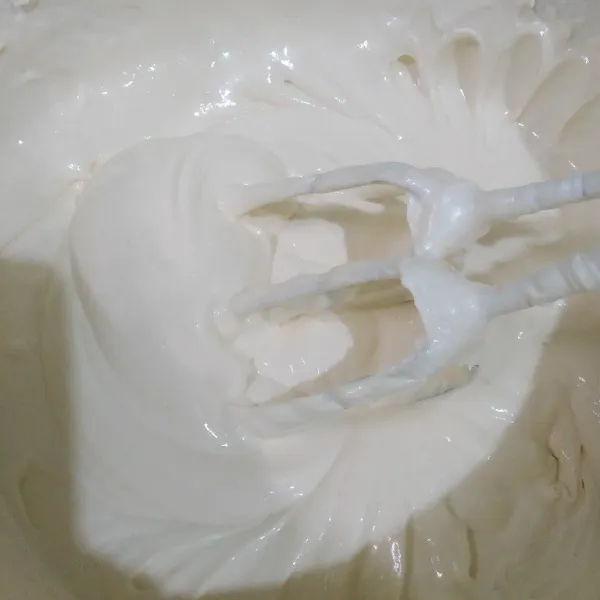Mixer telur, gula dan SP hingga mengembang kaku, turunkan speed ke paling rendah, lalu masukkan tepung terigu, maizena dan susu bubuk, mixer kembali hingga tercampur rata, hati - hati jangan over mix, lalu masukkan pasta vanila dan margarin cair, aduk rata.
