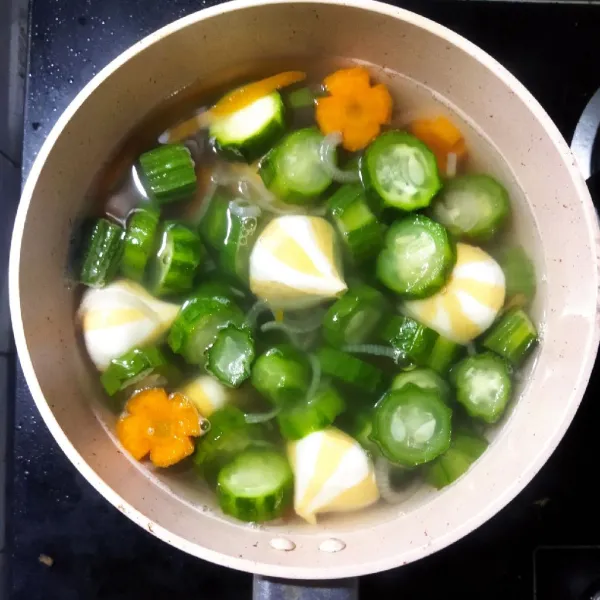 Masak sampai matang tapi sayuran tetap segar. Angkat dan sajikan hangat.