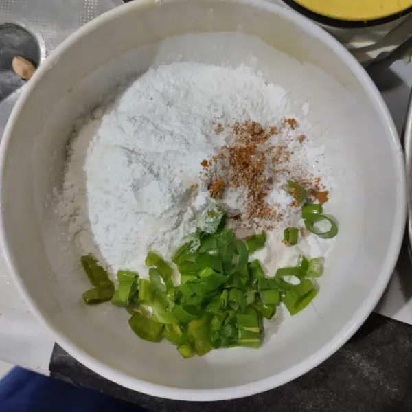 Campurkan tepung terigu, tepung beras dan tepung maizena dengan bumbu bubuk dan daun bawang.