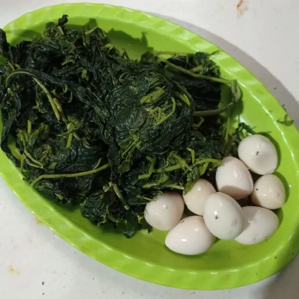 Siapkan daun singkong dan telur puyuh rebus