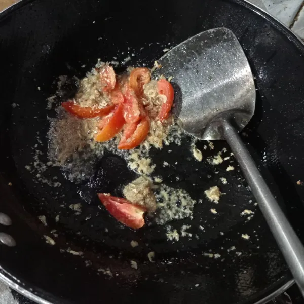 Tumis bumbu halus, tomat, dan rebon sampai matang