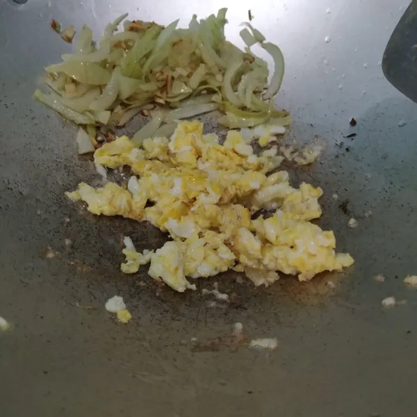 Pinggirkan bawang, ceplok telur lalu orak arik. Jika telur sudah padat, aduk rata dengan bawang.