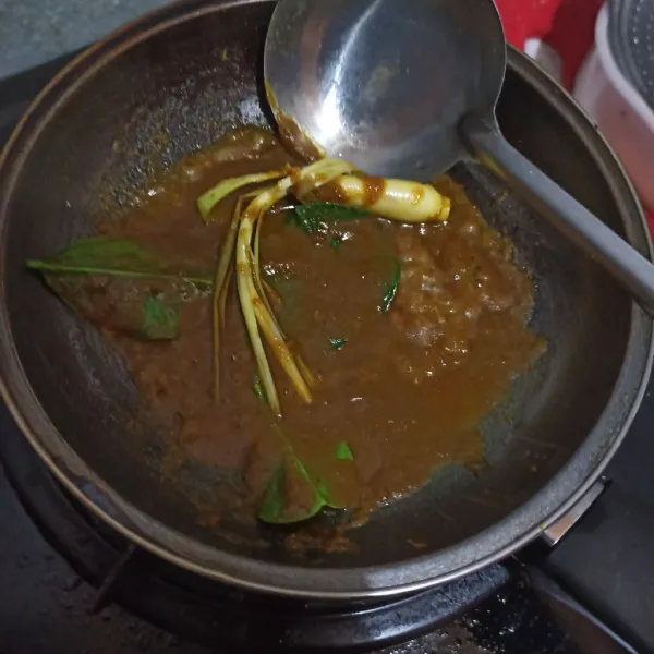 Tumis bumbu halus bersama serai dan daun jeruk.