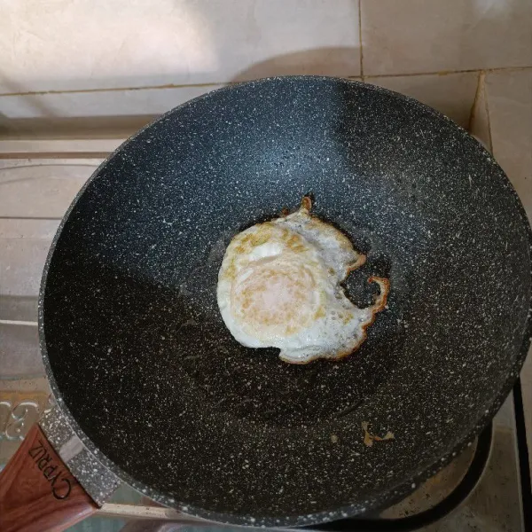 Ceplok telur angkat dan sisihkan.