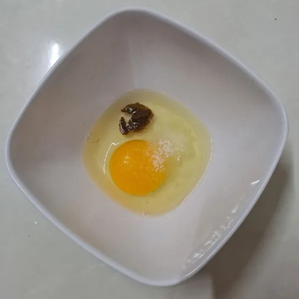 Kocok telur, bumbu gulai, garam dan gula pasir sampai rata.