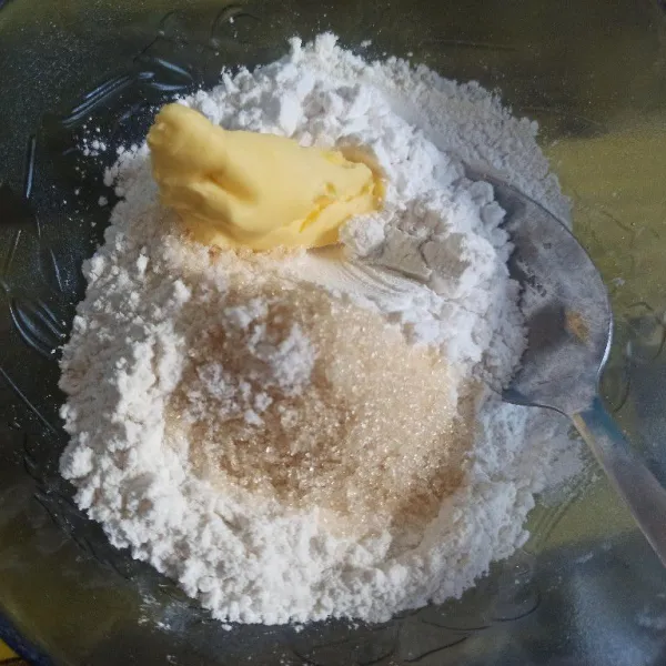 Campur jadi satu tepung terigu, tepung beras, tepung maizena, garam, gula dan margarin, aduk rata.