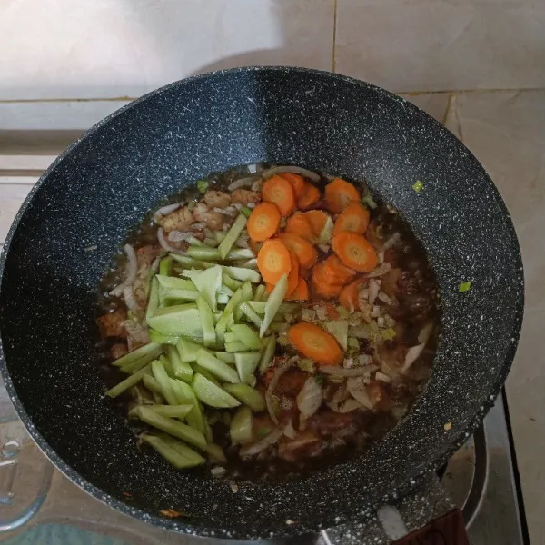 Didihkan air lalu masukkan wortel dan labu. Masak hingga matang (tutup wajan agar lebih cepat empuk).