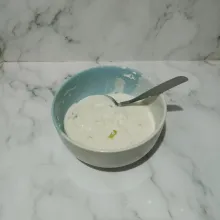 Campur tepung tapioka, tepung terigu, daun bawang, bawang putih, kaldu bubuk dan air panas. Aduk rata.