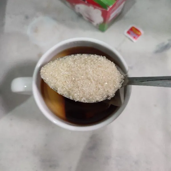 Tambahkan gula pasir. Jika ingin lebih manis, gula pasir boleh ditambahkan sesuai selera.