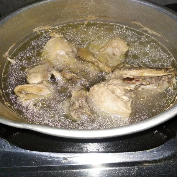 Rebus ayam hingga empuk.