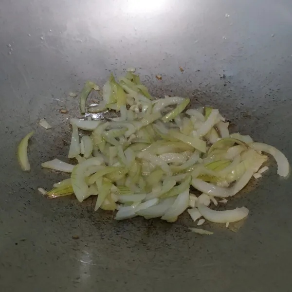 Tumis bawang putih dan bawang bombay.