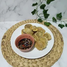 Sajikan tahu pletok dengan sambal kecap.