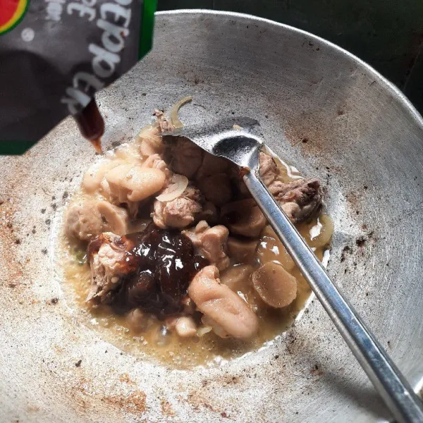 Tambahkan saus lada hitam, saus tiram, lada dan gula, aduk-aduk sampai bumbu set.