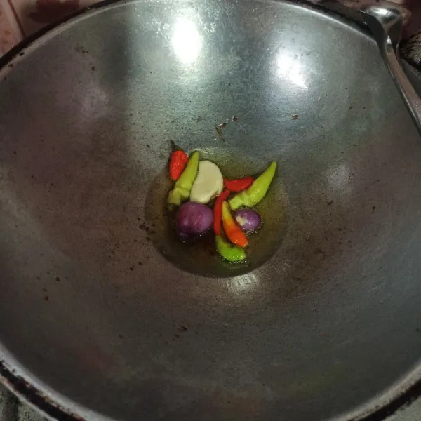 Goreng bawang merah, bawang putih dan cabai sampai layu.