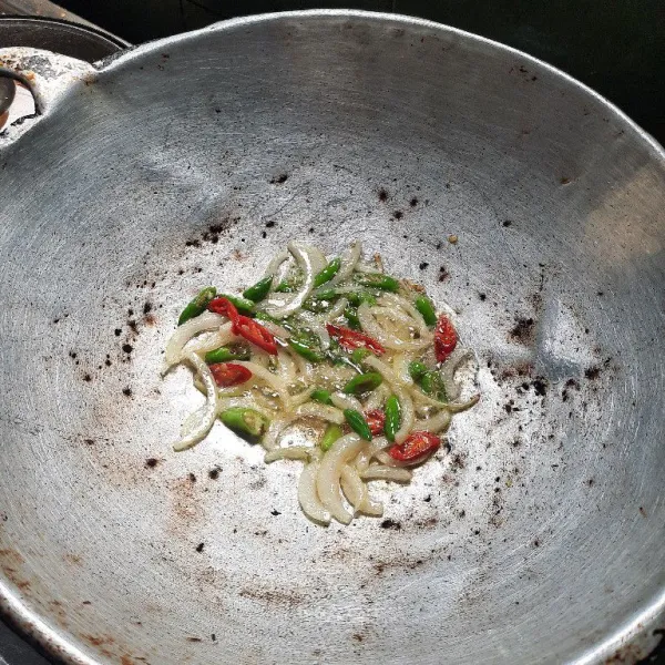 Masukan cabe ijo dan cabe merah besar, tumis sampai layu.