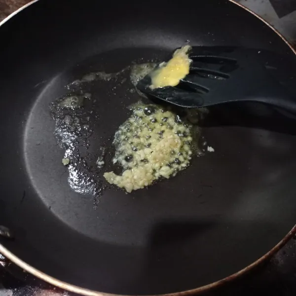 Panaskan margarin, tumis bawang putih cincang sampai matang.