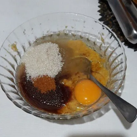 Lalu tambahkan gula, butter, minyak dan telur, aduk hingga tercampur rata.