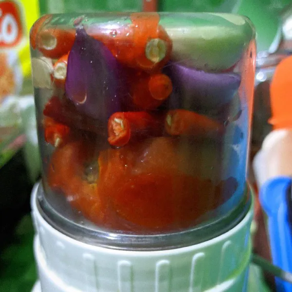 Blender/haluskan bawang merah, bawang putih, cabai merah, cabai rawit dan tomat.