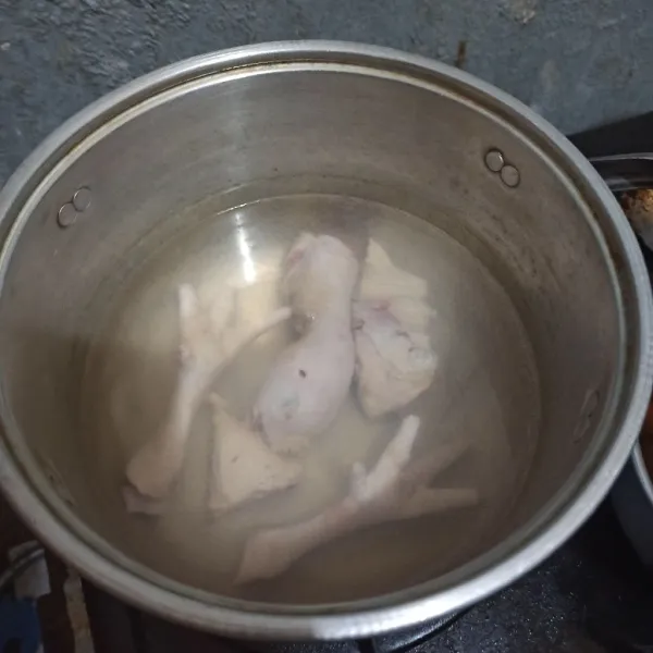 Rebus ayam bersama 500 ml air dan buang kaldunya (boleh tidak).