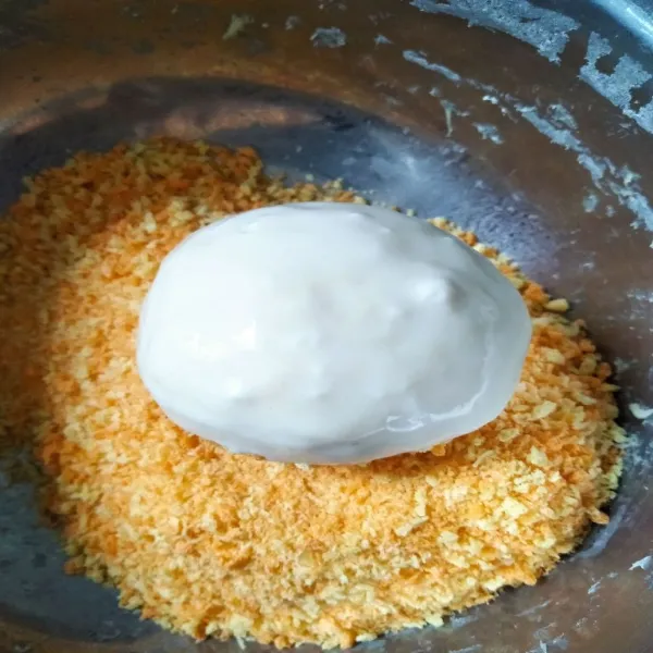 Celupkan kedalam adonan terigu basah, lalu gulingkan ke tepung panir.