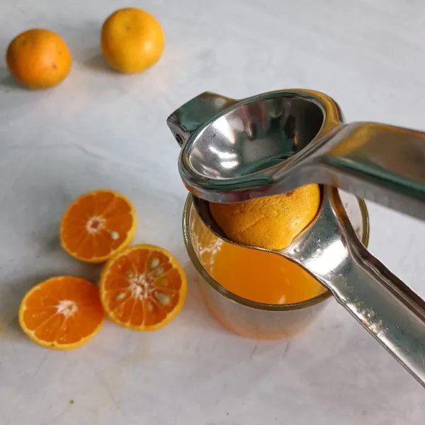 Potong dan peras jeruk.